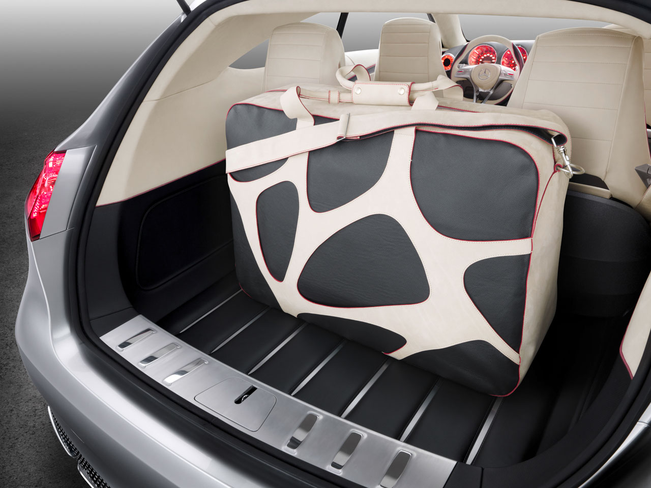 19_Mercedes-Benz-Concept-A-Class-Luggage-Compartment